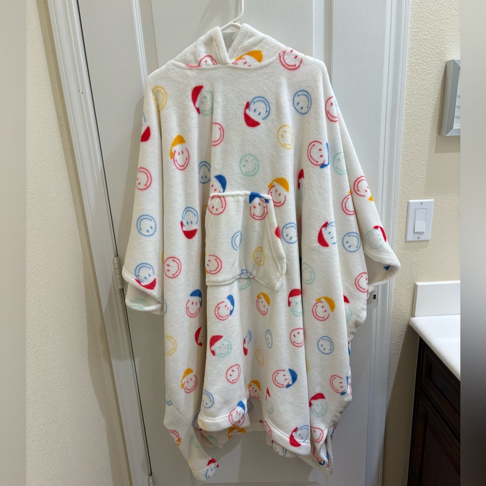 American Eagle Smiley Poncho Blanket